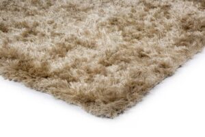 Een close-up van het Arezzo ST Silver 119 vloerkleed (170x230 cm) onthult de zachte, rafelige hoogpolige textuur in beige tegen een witte achtergrond.