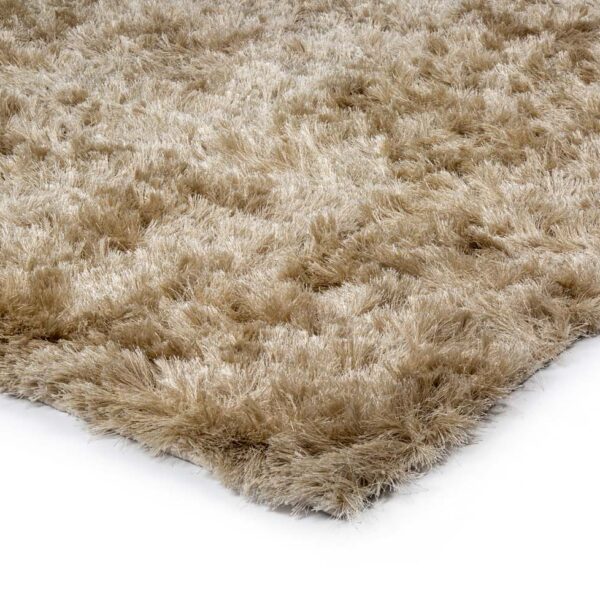 Een close-up van het Arezzo ST Silver 119 vloerkleed (170x230 cm) onthult de zachte, rafelige hoogpolige textuur in beige tegen een witte achtergrond.