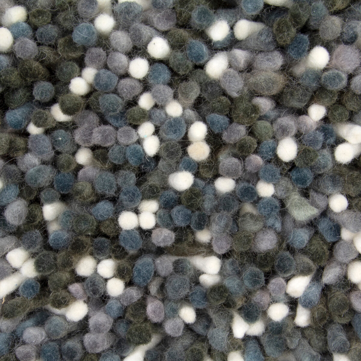Close-up van de Alto Hunter 470 170x230, met dicht op elkaar gepakte kleine, ronde bolletjes wol in grijstinten, donkergroen, blauw en wit voor een zacht en dicht gestructureerd oppervlak.