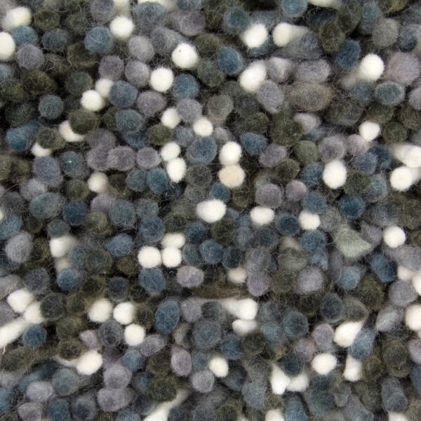 Close-up van de Alto Hunter 470 170x230, met dicht op elkaar gepakte kleine, ronde bolletjes wol in grijstinten, donkergroen, blauw en wit voor een zacht en dicht gestructureerd oppervlak.