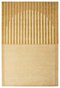 Het Fano Wild Wonder 200x300 vloerkleed heeft een geometrisch ontwerp met verticale gouden en witte strepen op de bovenste helft, een kruisende boog en horizontale gouden en witte strepen op de onderste helft.