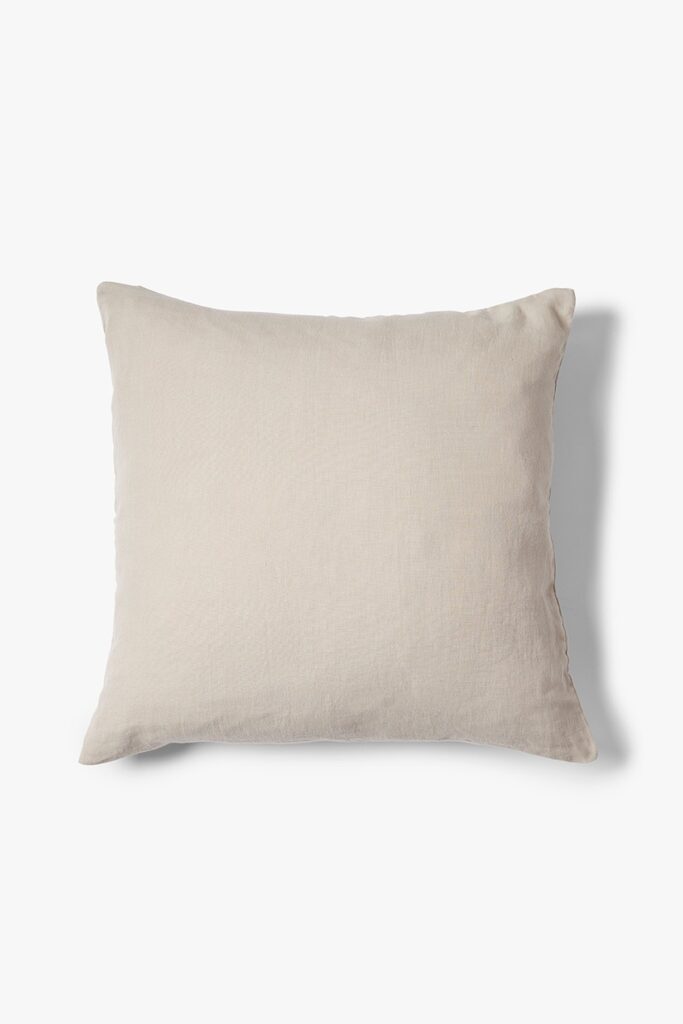 Het Sierkussenhoes Scotty Taupe 50x50 cm is een vierkante beige kussenhoes met een eenvoudig, effen dessin, afgebeeld op een witte achtergrond met een zachte schaduw aan de rechterkant.