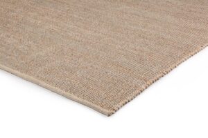 Een close-up van het Bressano Beige 142 200x300 tapijt toont het eenvoudige beige weefsel met textuur en de netjes afgewerkte randen tegen een witte achtergrond.