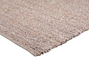 Een close-up van het Bonita Cappuccino 831 170x230 tapijt toont de beige, geweven textuur en het grove lussenpatroon. Het dikke tapijt wordt getoond tegen een witte achtergrond.