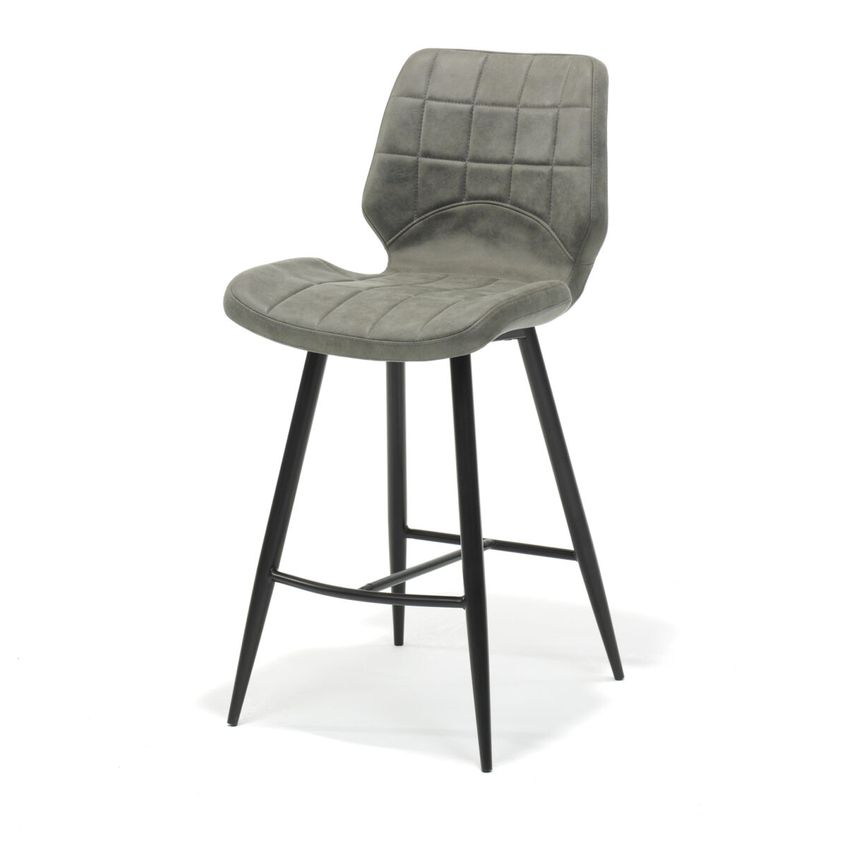 De Barkruk Borgo zwart Stof Soft Steel is een moderne barkruk met een zitting en rugleuning met grijze kussens en vierkante stiksels, ondersteund door vier zwarte metalen poten en een voetensteun die de voorpoten verbindt.