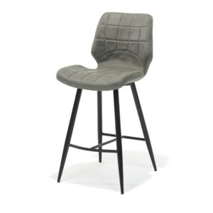 De Barkruk Borgo zwart Stof Soft Steel is een moderne barkruk met een zitting en rugleuning met grijze kussens en vierkante stiksels, ondersteund door vier zwarte metalen poten en een voetensteun die de voorpoten verbindt.