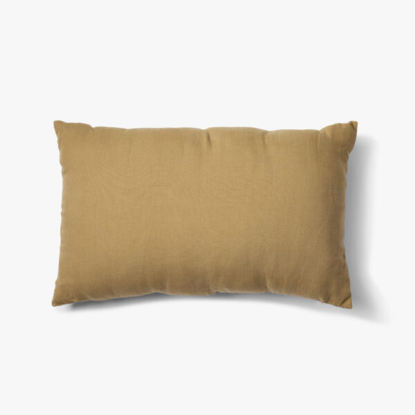 Het Sierkussenhoes Scotty Goudbruin 60x40 cm is een rechthoekige, lichtbruine kussenhoes met een gladde stofstructuur op een effen witte ondergrond.