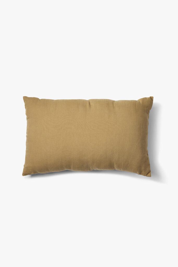 Het Sierkussenhoes Scotty Goudbruin 60x40 cm is een rechthoekige, lichtbruine kussenhoes met een gladde stofstructuur op een effen witte ondergrond.