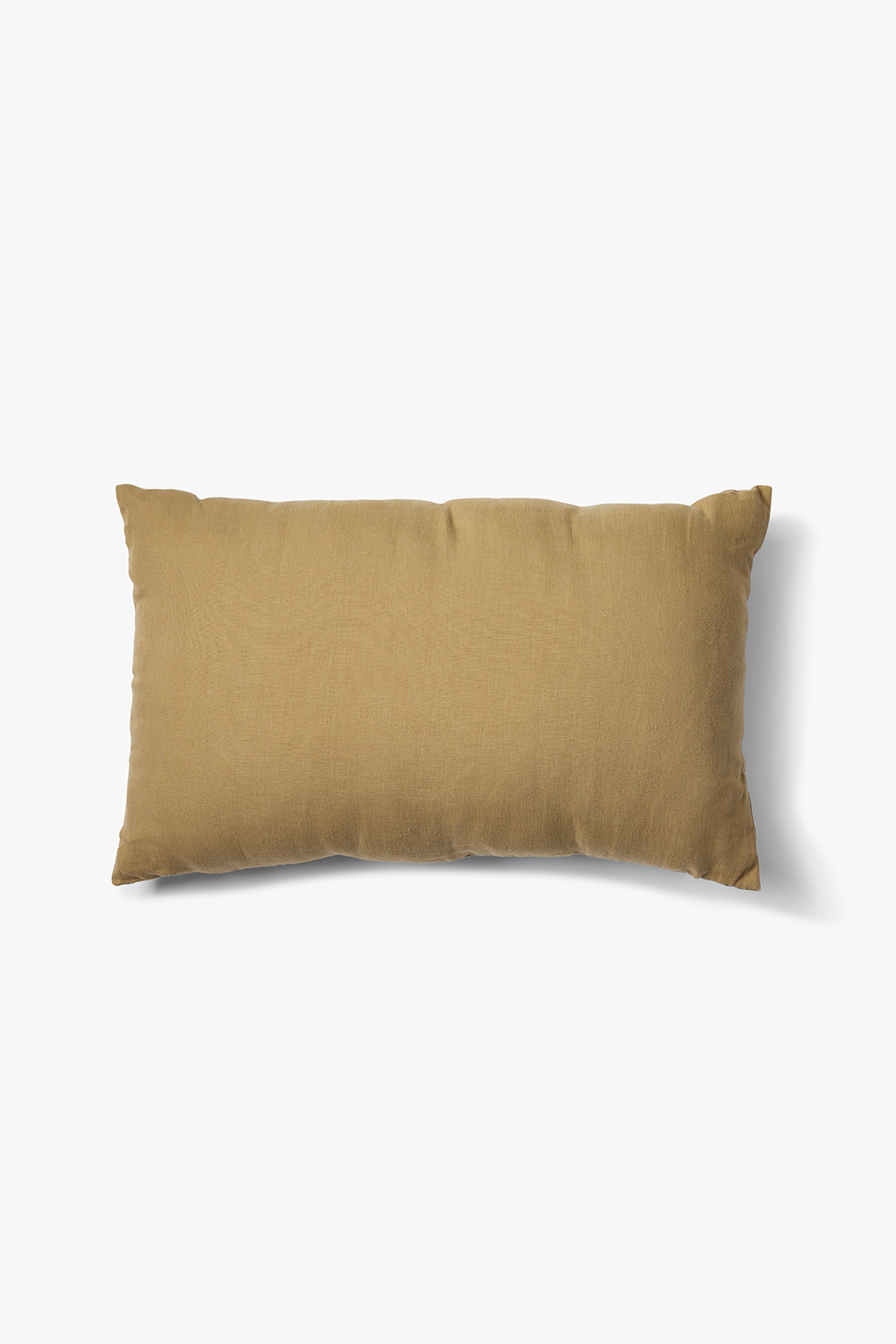 Het Sierkussenhoes Scotty Goudbruin 60x40 cm is een rechthoekige, lichtbruine kussenhoes met een gladde stofstructuur op een effen witte ondergrond.