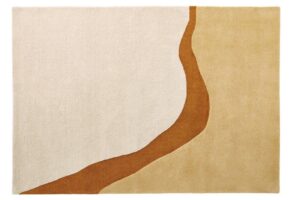 Het vloerkleed Organix 510 Gold 160x230 heeft een abstract, op de natuur geïnspireerd ontwerp met een gebogen roeststreep die lichtbeige links en bruin rechts van elkaar scheidt.
