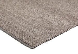 Close-up van de hoek van het Valentino Taupe 820 170x230 vloerkleed, met een beige geweven oppervlak met textuur, een subtiel lineair patroon en zichtbare stiksels aan de randen.