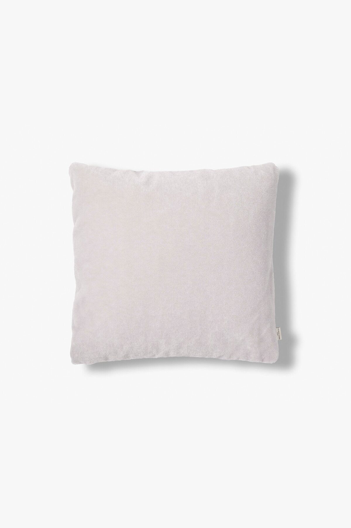 Het Mohair sierkussenhoes Amy lichtgrijs 50x50 cm, een rechthoekige lichtgrijze kussenhoes met een zachte, pluche textuur, is gecentreerd op een effen witte achtergrond.