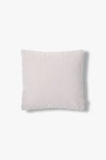 Het Mohair sierkussenhoes Amy lichtgrijs 50x50 cm, een rechthoekige lichtgrijze kussenhoes met een zachte, pluche textuur, is gecentreerd op een effen witte achtergrond.