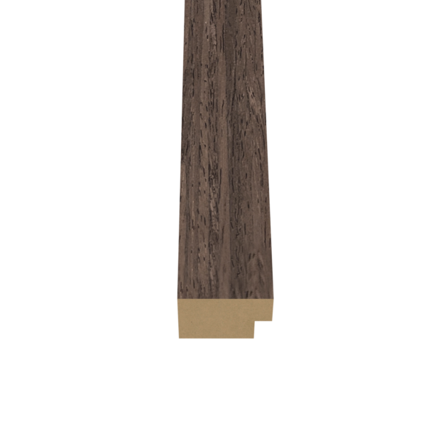 De Eindlat Donkere Walnoot is een verticale, rechthoekige houten lijst met een afwerking van donker walnoot en een getrapt profiel, afgebeeld tegen een witte achtergrond. Lengte: 270 cm.