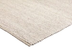 Een close-up van het Valentino Kiezel 800 200x300 vloerkleed toont het geweven beige oppervlak, het gestructureerde en licht verhoogde patroon en de netjes afgewerkte randen.