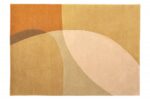 Het Shades 510 Gold 200x290 vloerkleed heeft een modern, minimalistisch ontwerp met abstracte, overlappende vormen in beige, tan, bruin, perzik en oranje tinten.