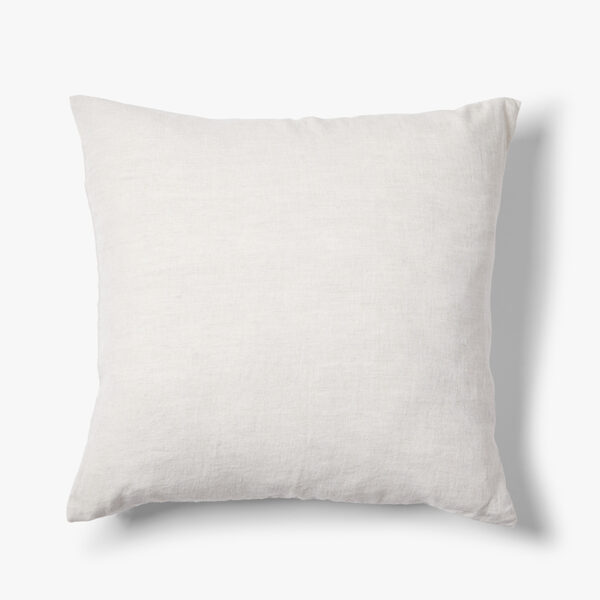 Het Sierkussenhoes Scotty Naturel 50x50 cm, een effen vierkante kussenhoes in wit met een zachte textuur, wordt getoond tegen een witte achtergrond met een vage schaduw naar rechts.