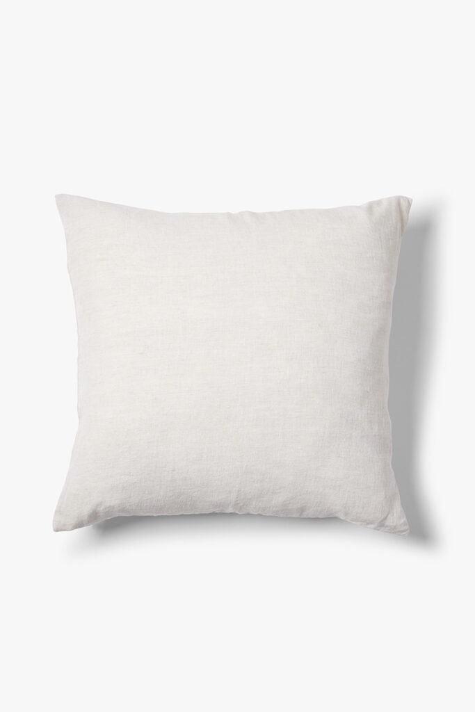 Het Sierkussenhoes Scotty Naturel 50x50 cm, een effen vierkante kussenhoes in wit met een zachte textuur, wordt getoond tegen een witte achtergrond met een vage schaduw naar rechts.