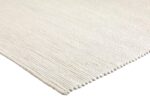 Een close-up van het Valentino Ivory 111 200x300 vloerkleed, met een gestructureerd off-white weefsel, subtiel patroon en afgeronde hoeken, tegen een witte achtergrond.