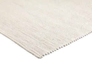 Een close-up van het Valentino Ivory 111 200x300 vloerkleed, met een gestructureerd off-white weefsel, subtiel patroon en afgeronde hoeken, tegen een witte achtergrond.