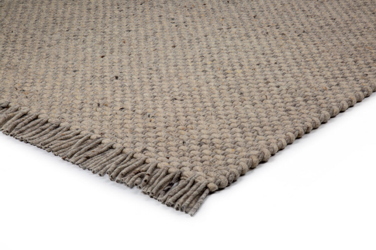 Een close-up van het Burano Light Grey 616-618 vloerkleed (170x230), met een geweven structuurpatroon en franjes aan de randen, tegen een witte achtergrond.