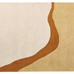 Het vloerkleed Organix 510 Gold 200x290 heeft een abstract ontwerp met een crèmekleurig linkerdeel, een bruin rechterdeel en een gebogen bruine streep die diagonaal van linksonder naar rechtsboven loopt.