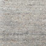 Close-up van New Berbero Grey 834 200x300 tapijt: lichtgrijs, gestructureerde lussenpool met subtiele kleurvariaties, met beige en donkergrijze vlekken. Het oppervlak ziet er zacht en dicht uit.