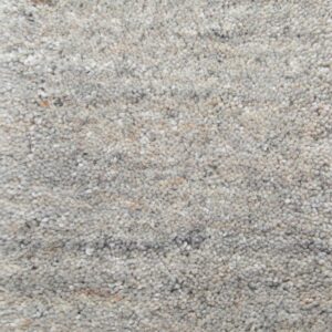 Close-up van New Berbero Grey 834 200x300 tapijt: lichtgrijs, gestructureerde lussenpool met subtiele kleurvariaties, met beige en donkergrijze vlekken. Het oppervlak ziet er zacht en dicht uit.