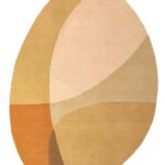 De Shades 510 Gold 200x290 Pebble is een ovaal vloerkleed met abstracte, overlappende secties in beige, tan, bruin, perzik en oranje tinten, met geometrische kleurblokken die lijken op een ei.