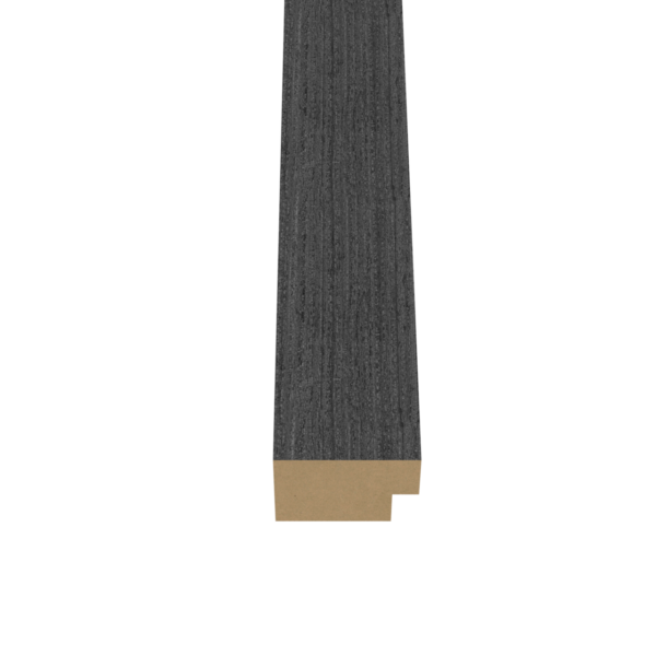 De Eindlat Zwart - Afwerklijst - Afwerklat (270 cm) is een lang, smal stuk in donkergrijs met een houtachtige textuur en gekerfde rechthoekige doorsnede, afgebeeld tegen een effen witte achtergrond.