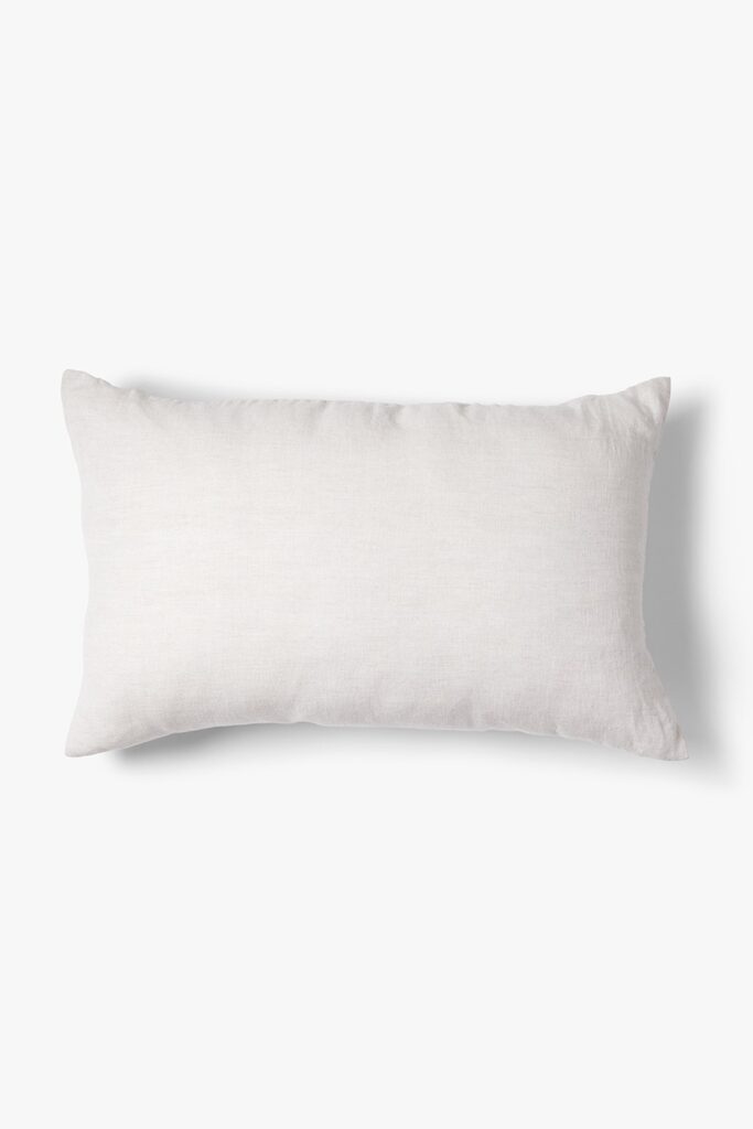 Het Sierkussenhoes Scotty Naturel 60x40 cm is een rechthoekige witte kussenhoes met een effen stofstructuur, afgebeeld tegen een lichte achtergrond met een subtiele schaduw aan de rechterkant.