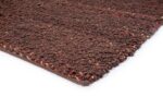 Close-up van het vloerkleed Modena Brown Anthracite 522 (200x300), met een bruin oppervlak met grove geweven lussen en subtiele rode en gele accenten, tegen een witte achtergrond.