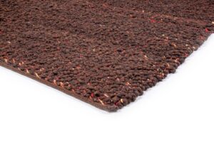 Close-up van het vloerkleed Modena Brown Anthracite 522 (200x300), met een bruin oppervlak met grove geweven lussen en subtiele rode en gele accenten, tegen een witte achtergrond.
