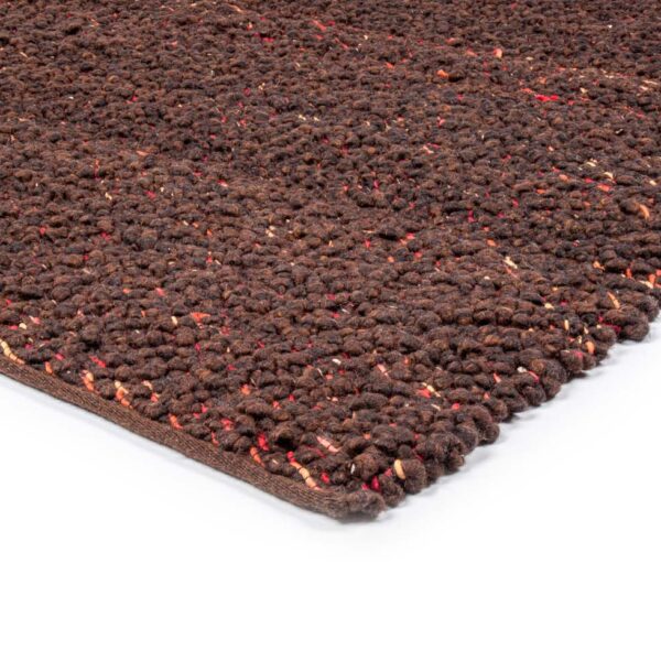 Close-up van het vloerkleed Modena Brown Anthracite 522 (200x300), met een bruin oppervlak met grove geweven lussen en subtiele rode en gele accenten, tegen een witte achtergrond.