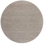 De Valentino Taupe 820 240Ø is een rond, lichtbruin vloerkleed met een subtiel geweven patroon tegen een witte achtergrond.