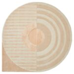 Het Fano Girare White Beige ø200 is een rond tapijt met een geometrisch patroon in beige en licht perzik, met afwisselend strepen, concentrische cirkels, een centrale cirkel en een vierkant afgesneden kwart met verticale en horizontale strepen.