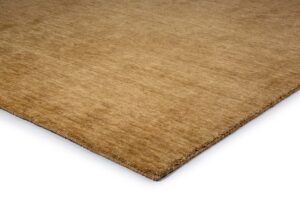 Een close-up van het San Stefano Dark Beige 08 200x300 vloerkleed toont de grote, rechthoekige vorm, het subtiele structuurpatroon en de afgewerkte randen tegen een witte achtergrond.