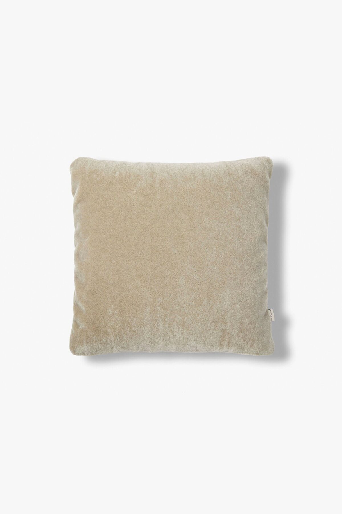 Het Mohair sierkussenhoes Amy in grijsgroen van 50x50 cm is een rechthoekige kussenhoes met een zachte textuur tegen een effen witte achtergrond. Rechtsonder is een klein stoffen label zichtbaar.