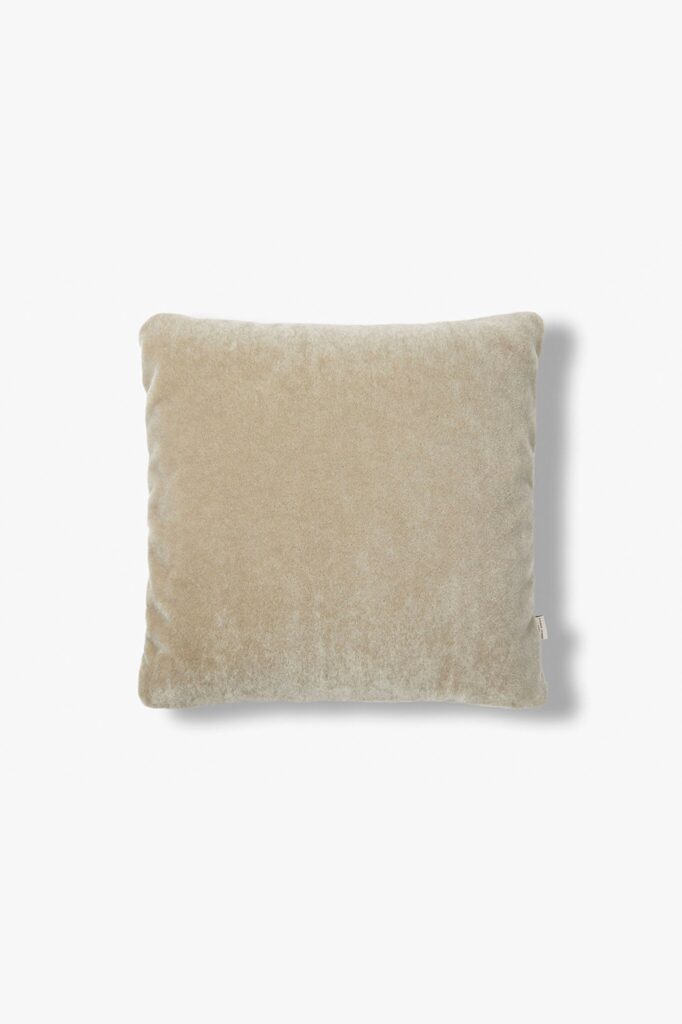 Het Mohair sierkussenhoes Amy in grijsgroen van 50x50 cm is een rechthoekige kussenhoes met een zachte textuur tegen een effen witte achtergrond. Rechtsonder is een klein stoffen label zichtbaar.