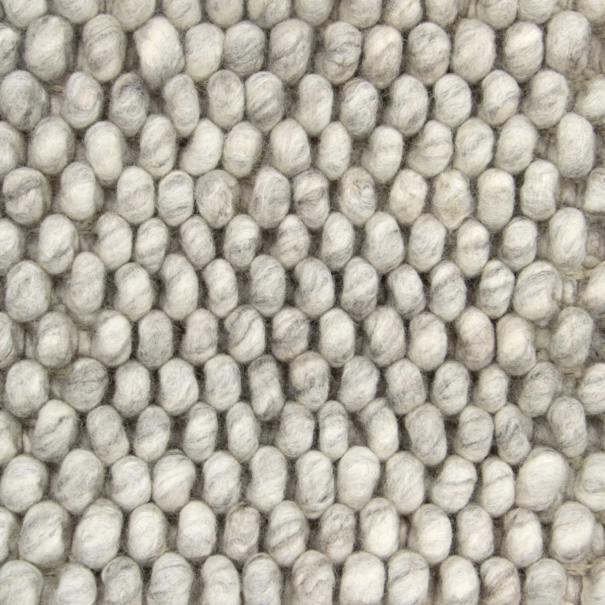 Close-up van het New Loop 814 Light Grey 170x230 tapijt, met een zacht, knus oppervlak met dicht opeengepakte, ronde bolletjes wol in lichtgrijze en witte tinten.