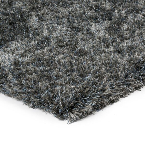 Close-up van de hoek van het New Paulo Grey Blue 211 200x300 tapijt, met de dikke, donkergrijze pool en zachte, pluche textuur tegen een witte achtergrond.