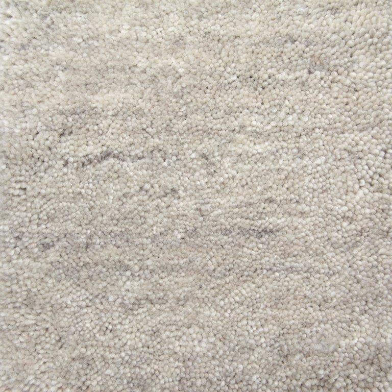 Close-up van New Berbero Light Grey 815 200x300: een beige, gestructureerd tapijt met een zachte, geluste pool. Subtiele kleurvariaties creëren een gevlekte, natuurlijke look.