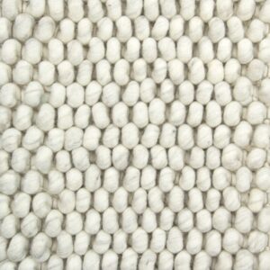 Close-up van het New Loop 815 Cloud White 200x300 tapijt, met een gestructureerd oppervlak van dicht opeengepakte, zachte, ronde, gebroken witte wollen bolletjes in een herhalend patroon.