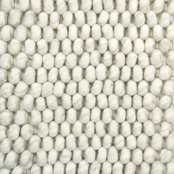 Close-up van het New Loop 815 Cloud White 200x300 tapijt, met een gestructureerd oppervlak van dicht opeengepakte, zachte, ronde, gebroken witte wollen bolletjes in een herhalend patroon.