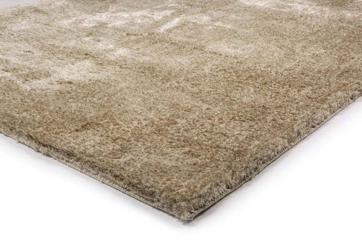 Een close-up van het Viterbo ST Silver 119 tapijt, afmeting 170x230 cm, met een zachte, pluche textuur en rechthoekige vorm in beige, tegen een witte achtergrond.