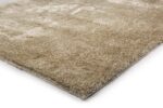 Een close-up van het Viterbo ST Silver 119 tapijt, afmeting 170x230 cm, met een zachte, pluche textuur en rechthoekige vorm in beige, tegen een witte achtergrond.