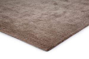 Een close-up van het vloerkleed Rome Grey 03 200x300 toont de rechthoekige vorm, het grijze oppervlak met textuur en de strakke randen tegen een witte achtergrond.