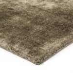 Een close-up van de hoek van het rechthoekige tapijt Viterbo ST Dark Grey 831 200x300, met een patroon in structuurverloop, gelegd op een wit oppervlak.