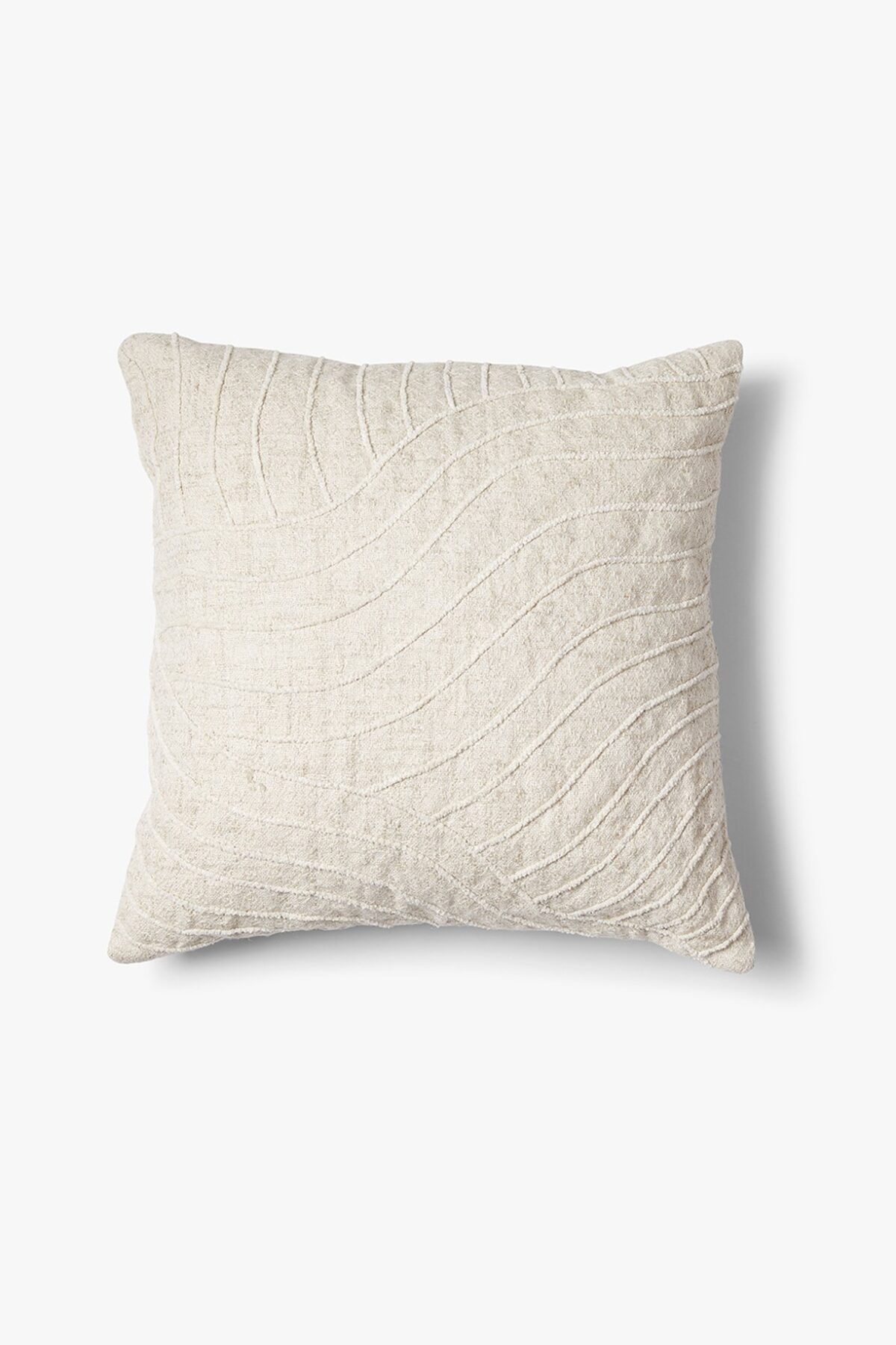 Het Sierkussenhoes Lynn 50x50 cm is een vierkant, gebroken wit kussensloop met subtiele golvende gestikte lijnen op een effen witte achtergrond.