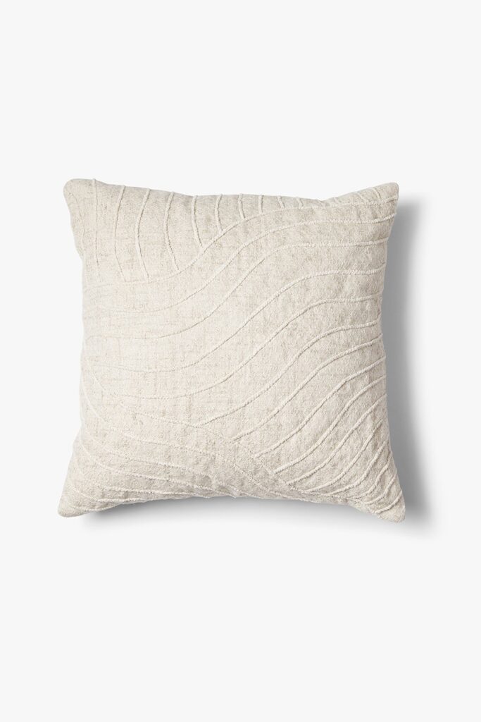 Het Sierkussenhoes Lynn 50x50 cm is een vierkant, gebroken wit kussensloop met subtiele golvende gestikte lijnen op een effen witte achtergrond.